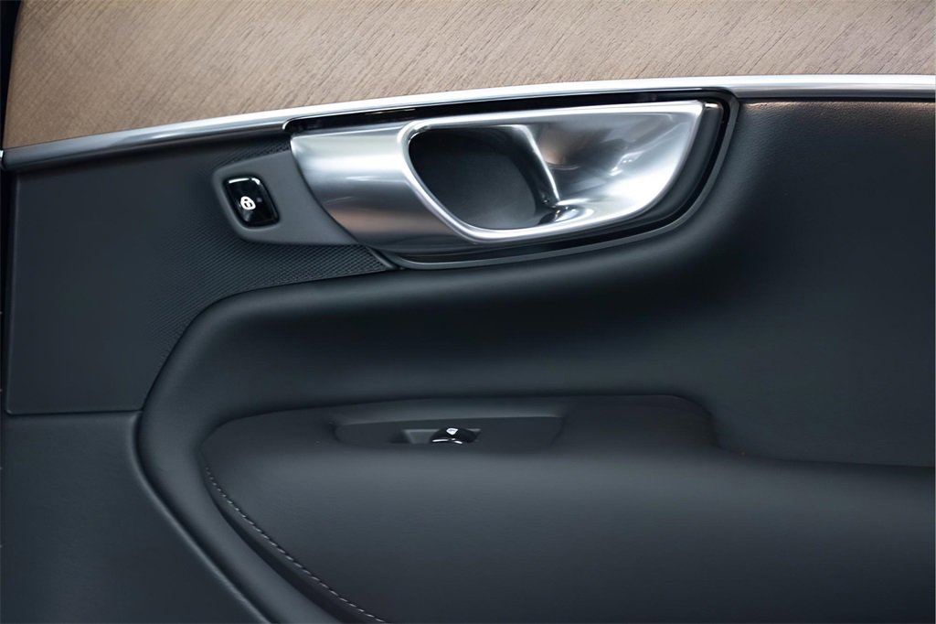 Certified 2025 Volvo XC90 T8 Plus w/ Protection Package Premier image 32