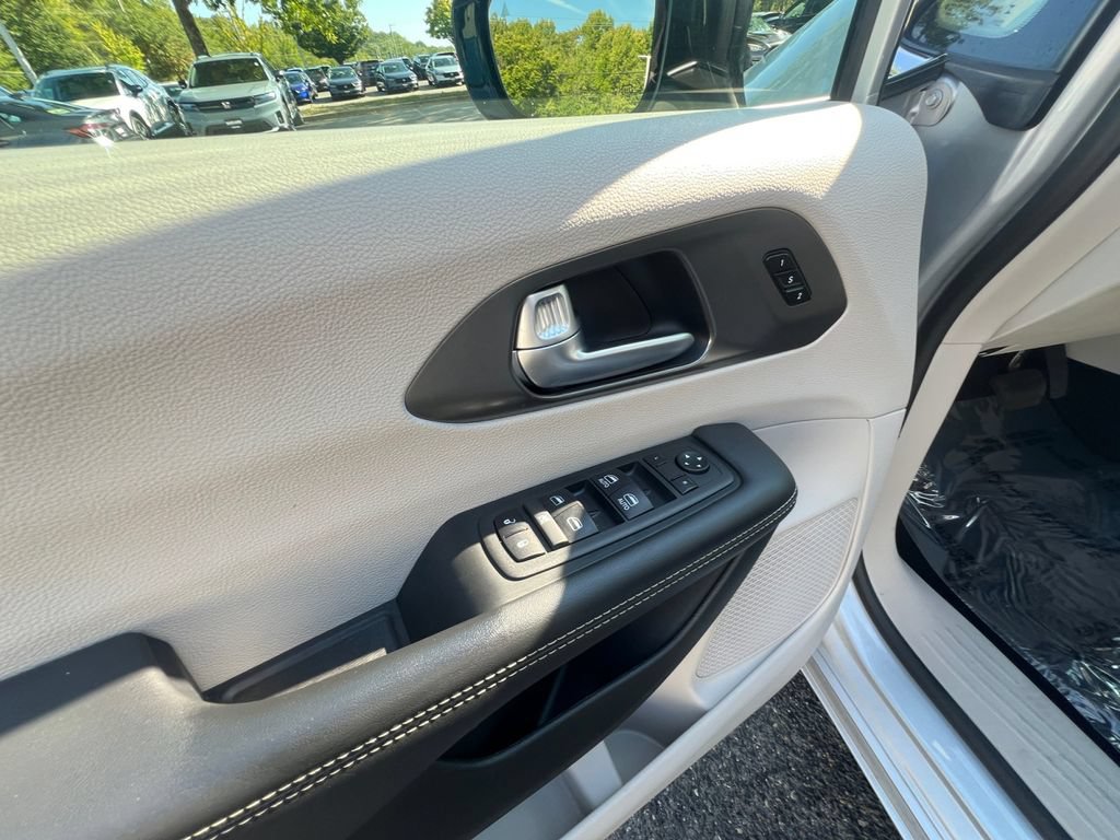 Used 2024 Chrysler Pacifica Limited FWD image 26