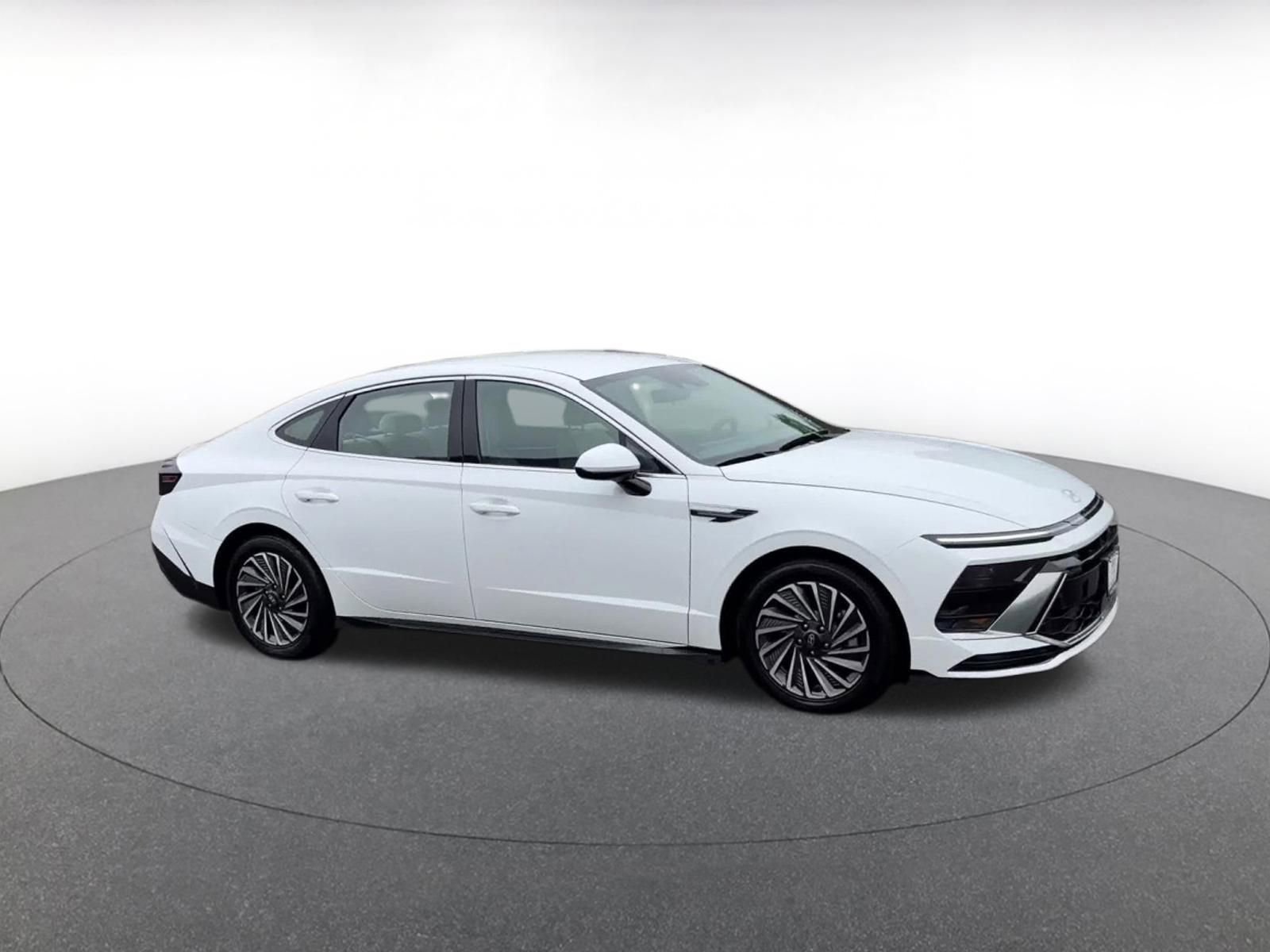 Used 2025 Hyundai Sonata SEL FWD image 2