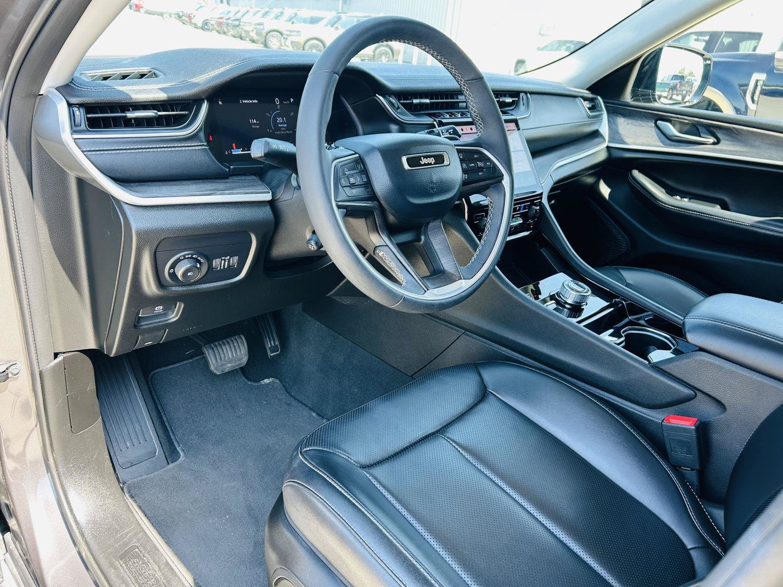 Used 2023 Jeep Grand Cherokee Limited w/ Luxury Tech Group II AWD/4WD image 18