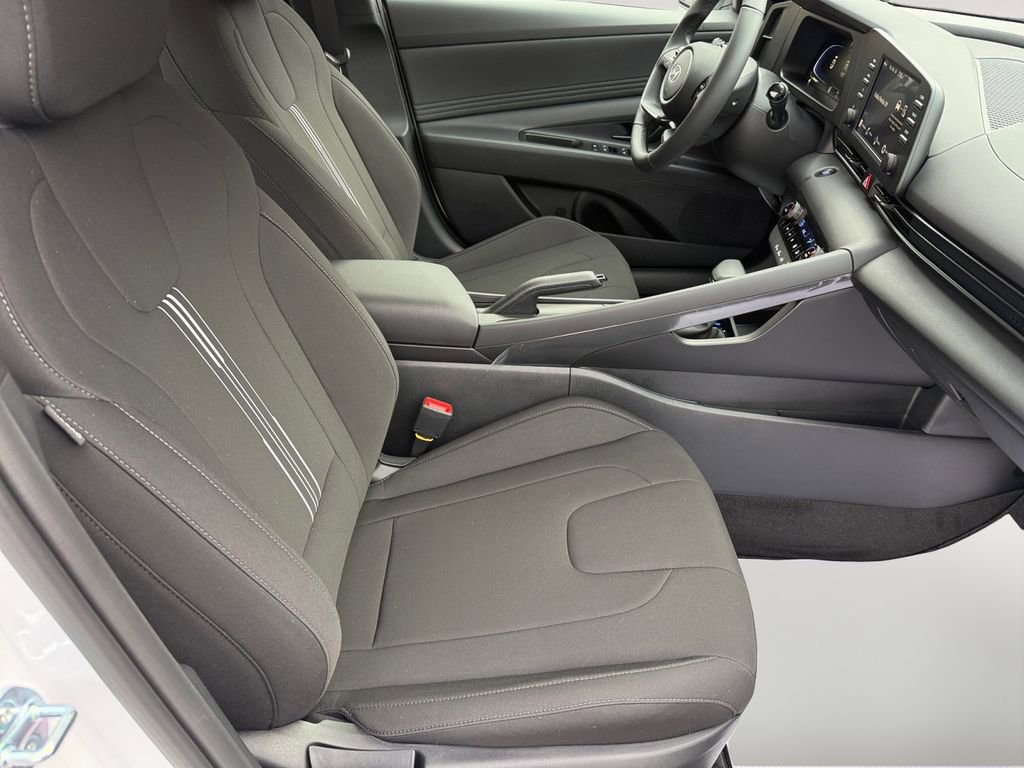 Certified 2025 Hyundai Elantra Sport image 26