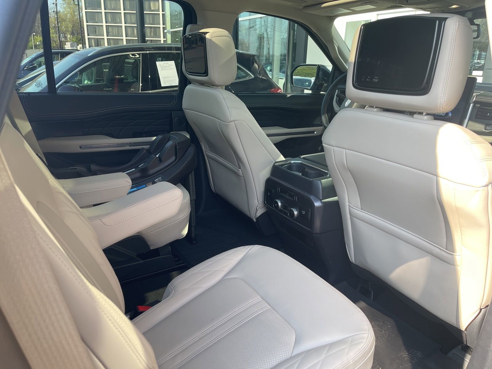 Used 2024 Ford Expedition Platinum image 10