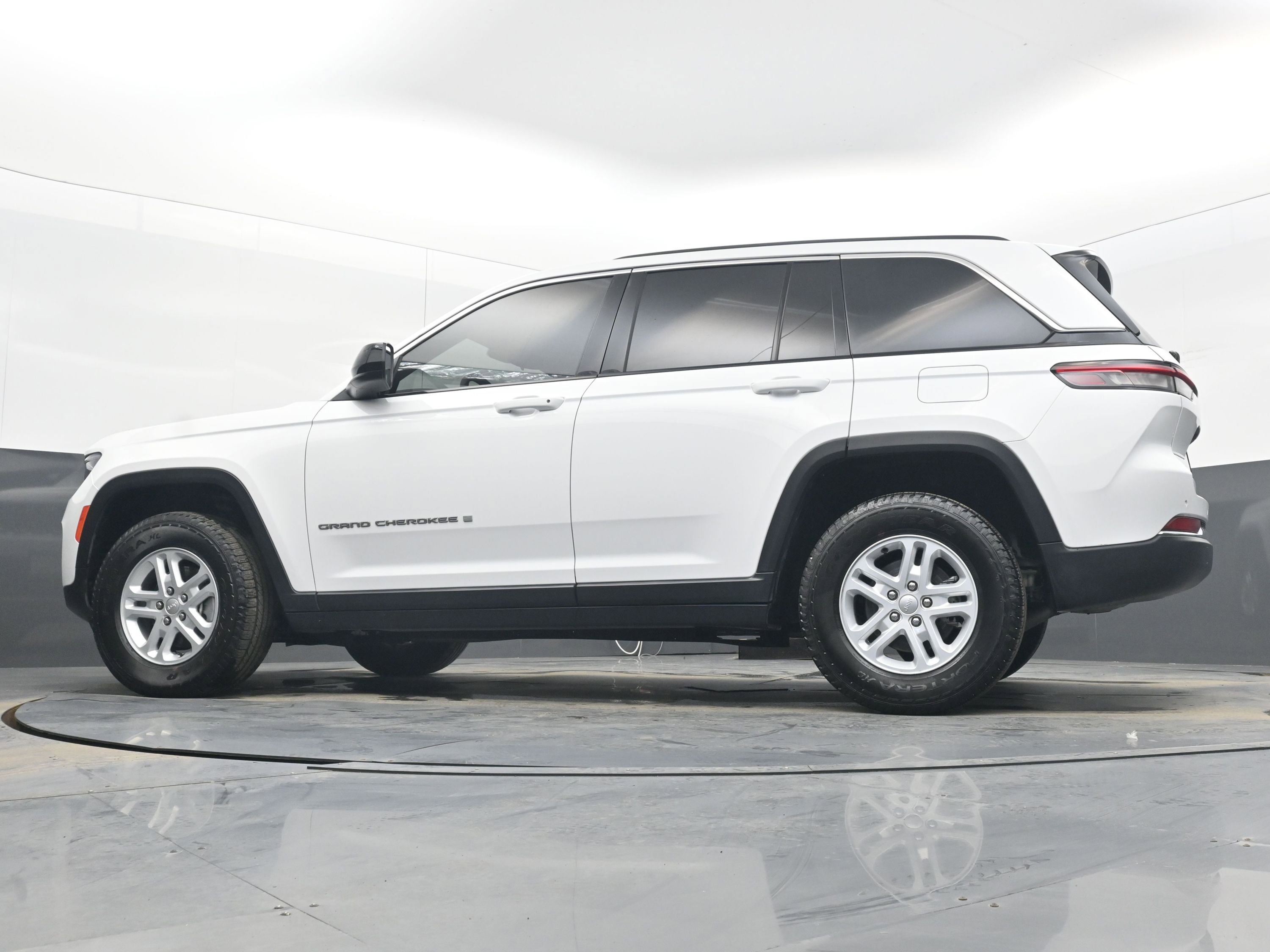 Used 2023 Jeep Grand Cherokee Laredo AWD/4WD image 26