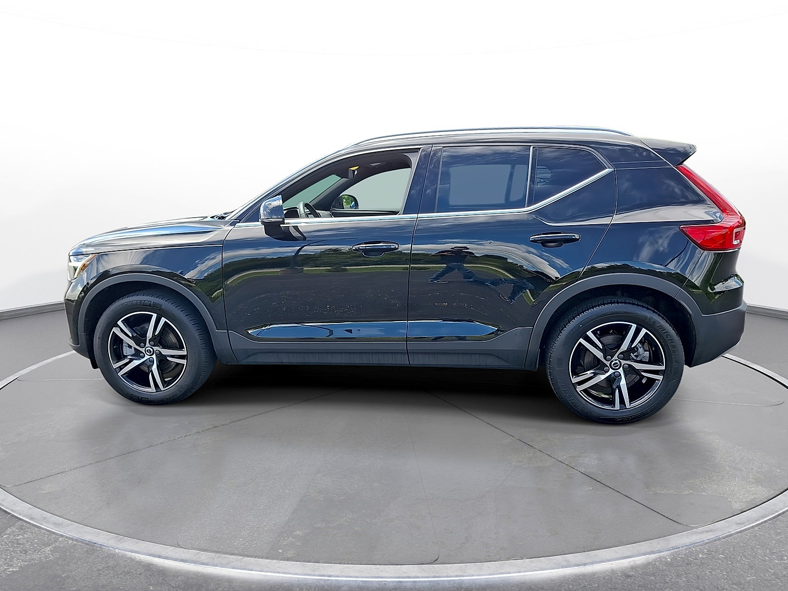 Used 2024 Volvo XC40 B5 Core AWD/4WD image 5
