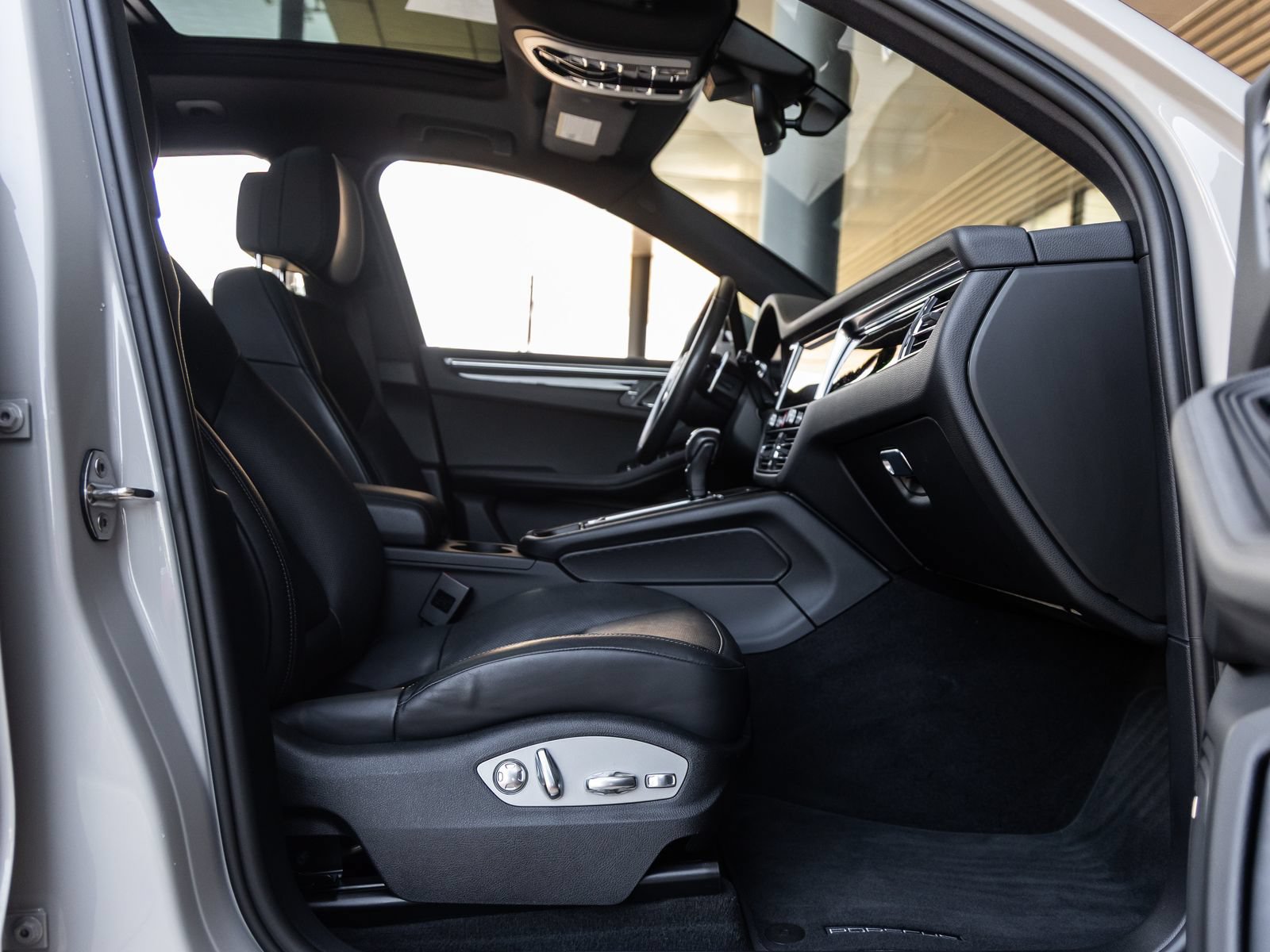 Certified 2024 Porsche Macan S AWD/4WD image 43