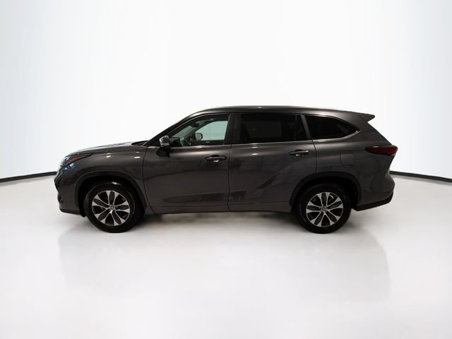 Certified 2025 Toyota Highlander XLE FWD image 4