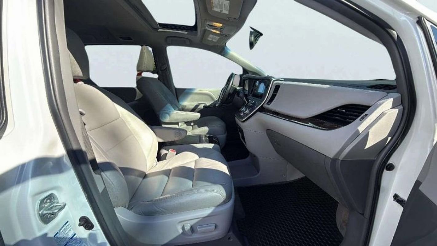 Used 2015 Toyota Sienna XLE image 17