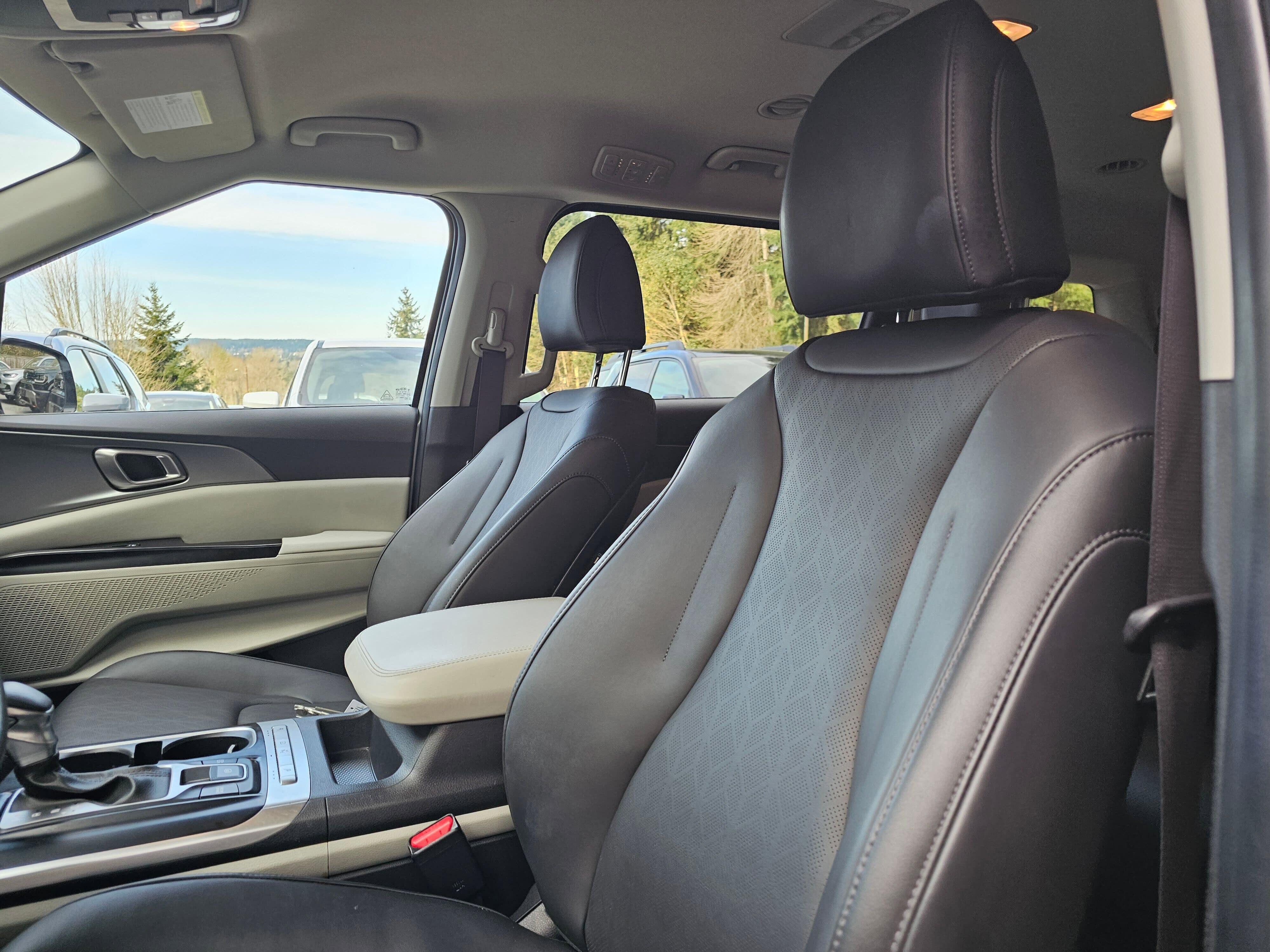 Used 2022 Kia Carnival LX FWD image 21