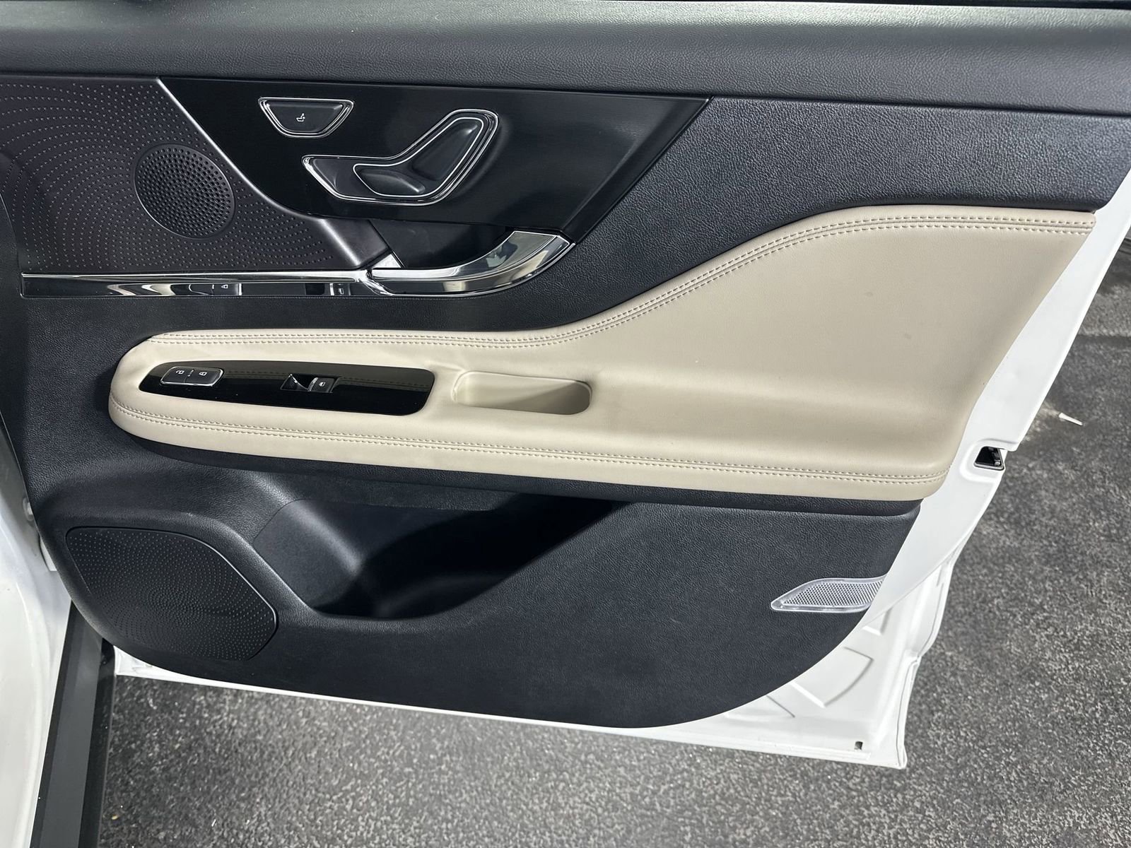 Used 2025 Lincoln Corsair FWD w/ Equipment Group 101A image 36