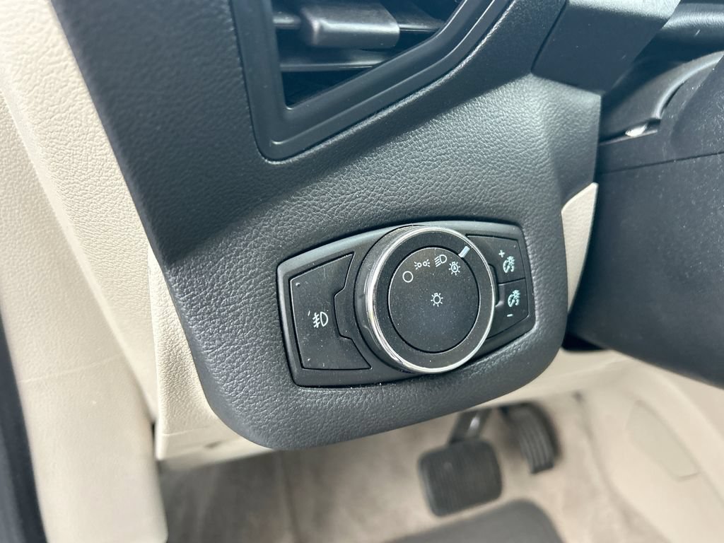 Used 2015 Ford C-MAX Energi SEL w/ Equipment Group 301A FWD image 28