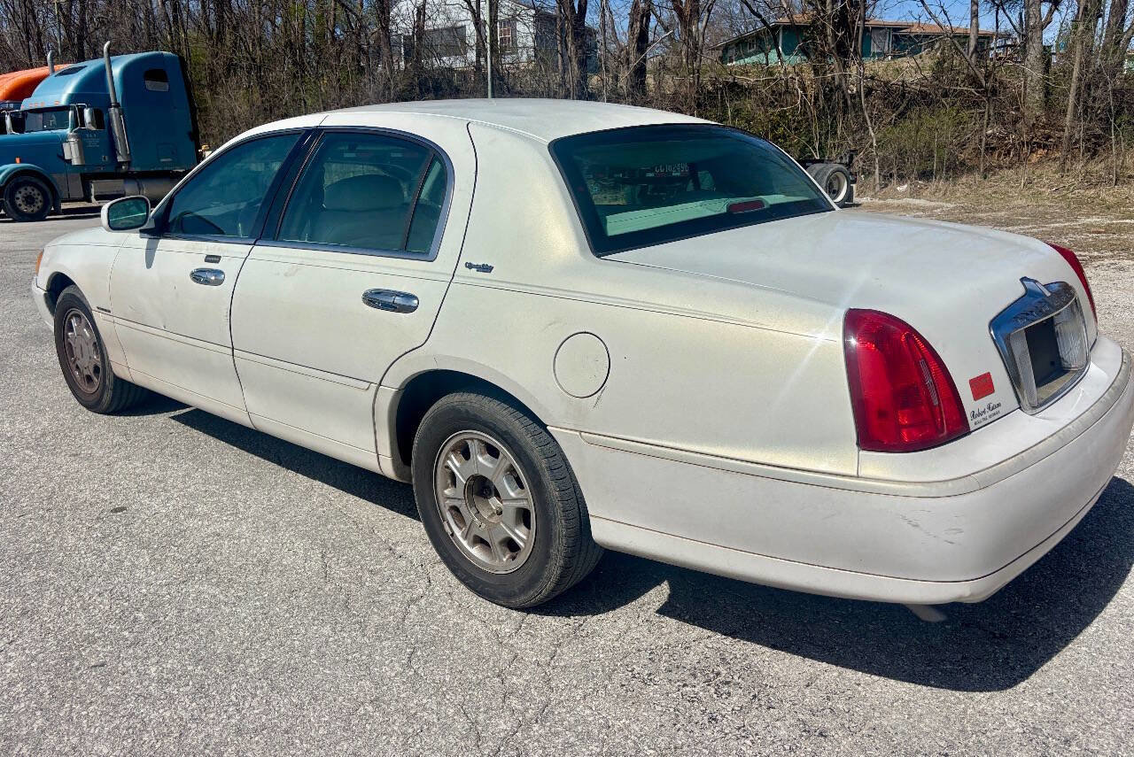 Used 2000 Lincoln Town Car Signature RWD image 9