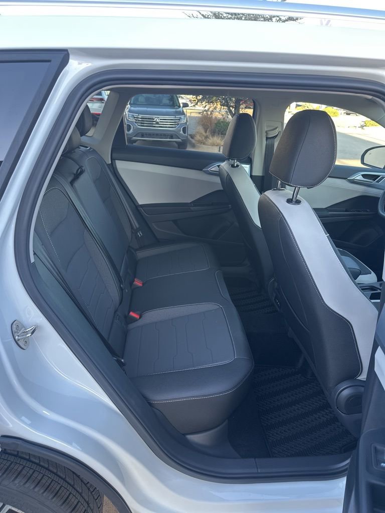 New 2026 Volkswagen Taos SE FWD image 18