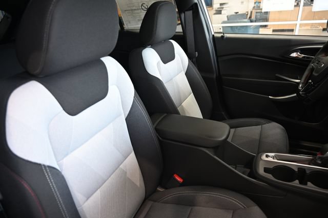 New 2026 Chevrolet Trax RS w/ Sunroof Package FWD image 8