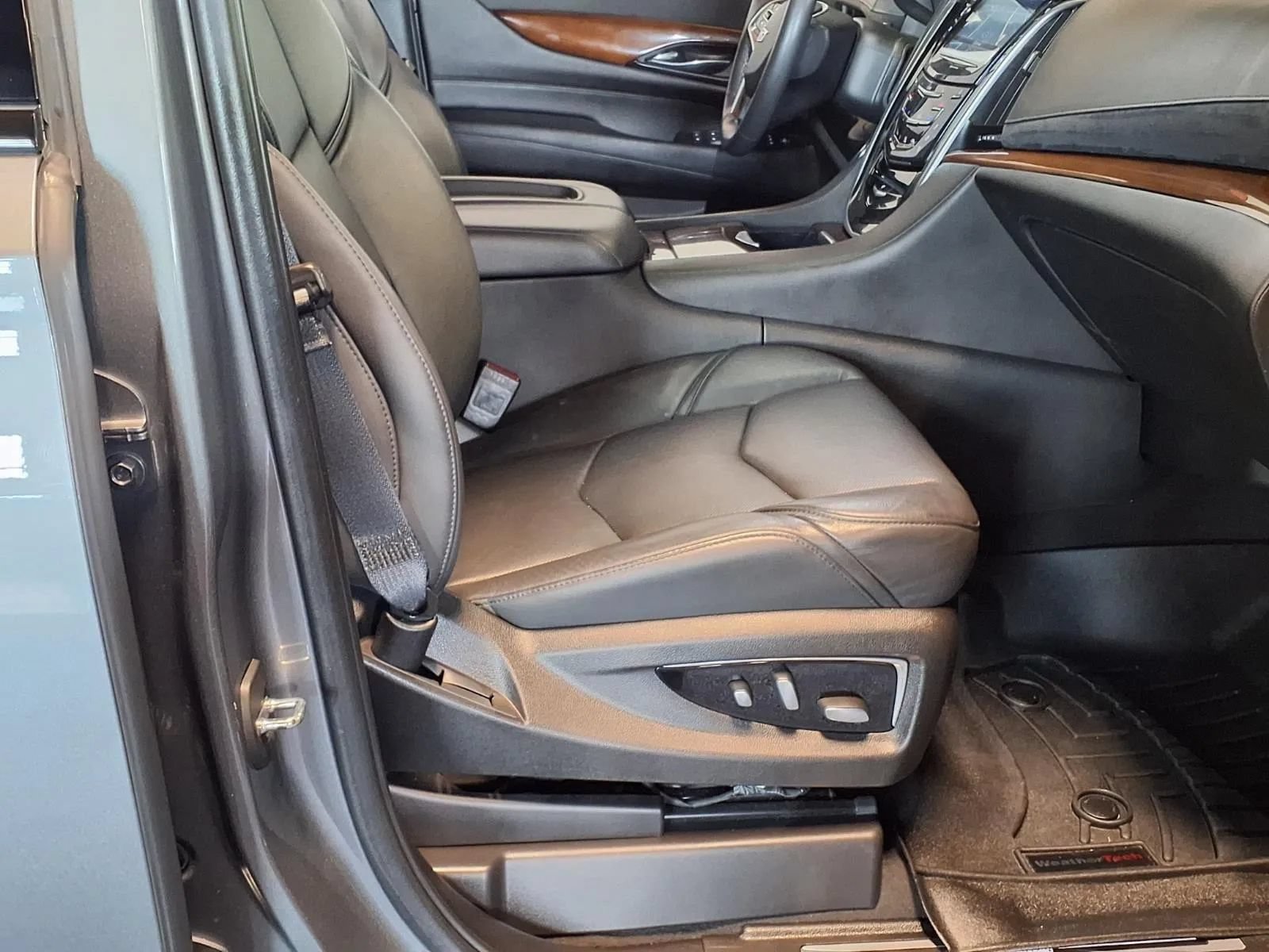 Used 2020 Cadillac Escalade Luxury w/ Escalade Sport Edition AWD/4WD image 15