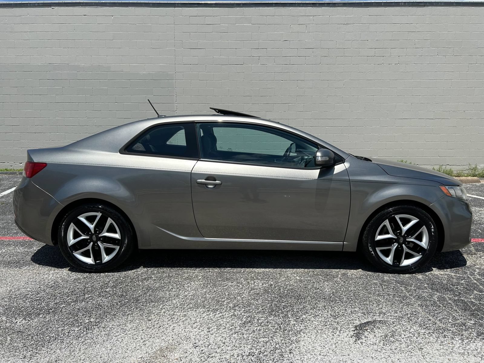 Used 2010 Kia Forte Koup SX FWD image 4