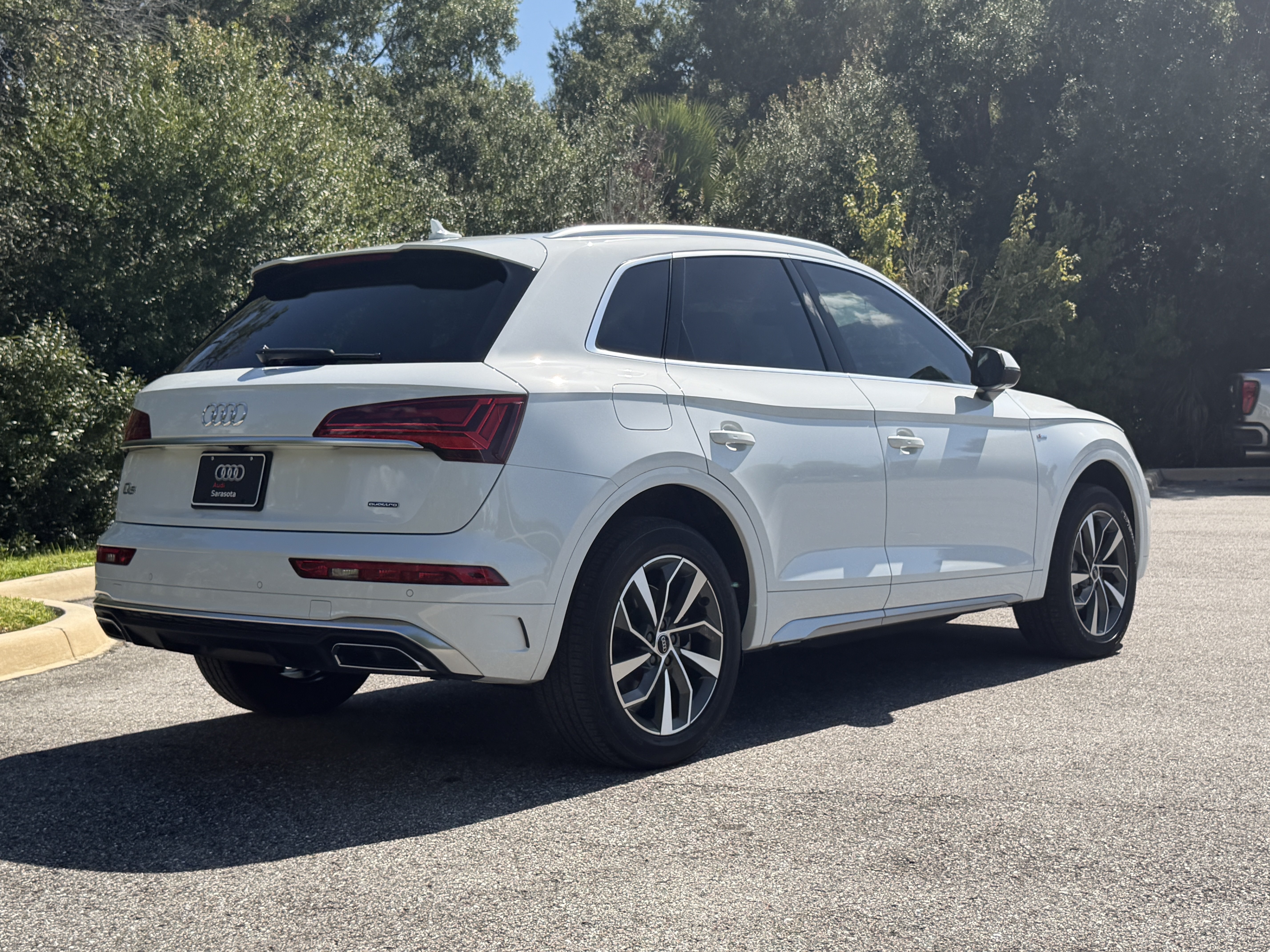 Used 2024 Audi Q5 2.0T Premium Plus w/ Premium Plus Package AWD/4WD image 3