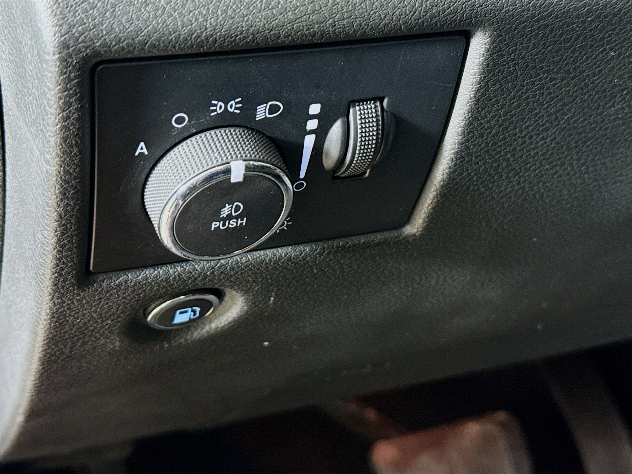 Used 2021 Jeep Grand Cherokee Laredo X image 9