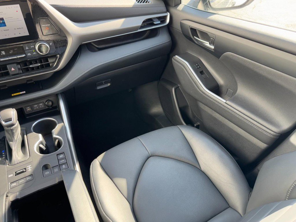 Certified 2023 Toyota Highlander AWD image 16