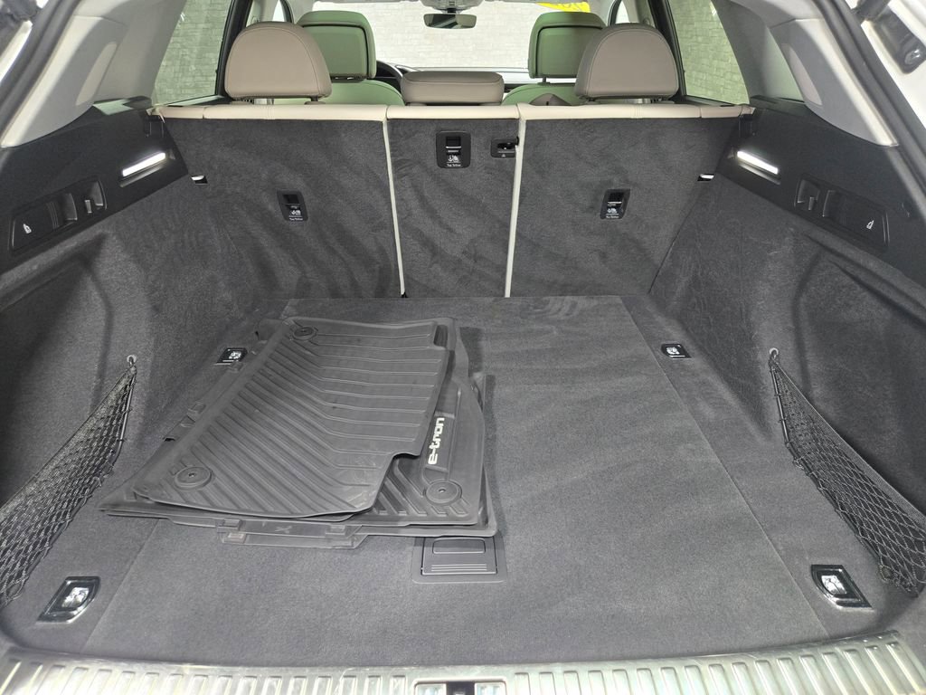 Used 2022 Audi e-tron Premium Plus w/ Premium Plus Package image 46