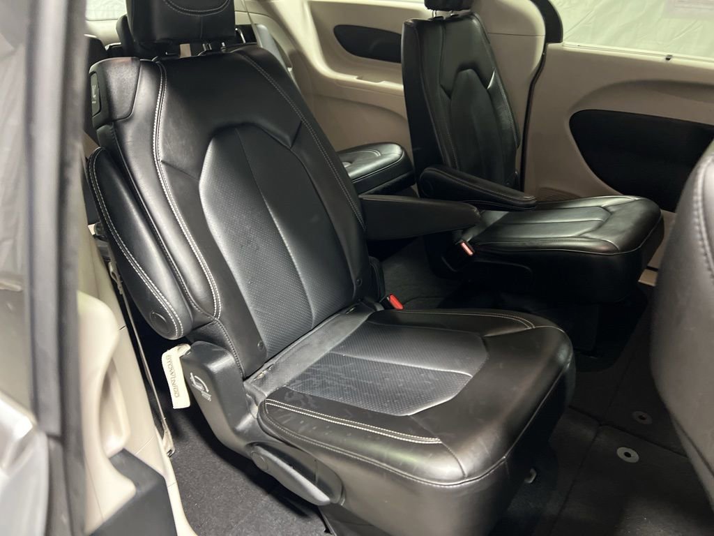 Used 2023 Chrysler Pacifica Touring-L image 11