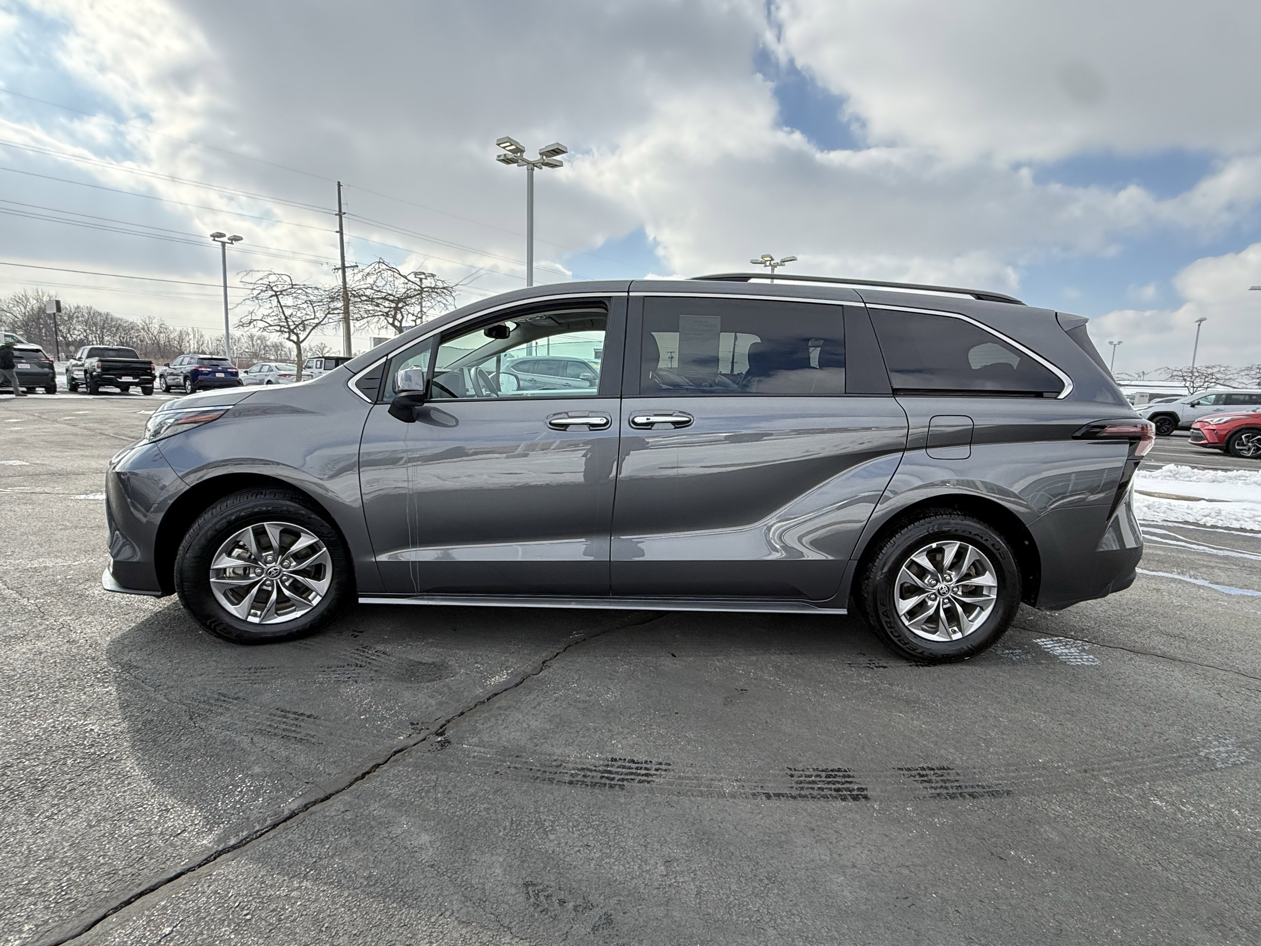 Used 2025 Toyota Sienna XLE image 5