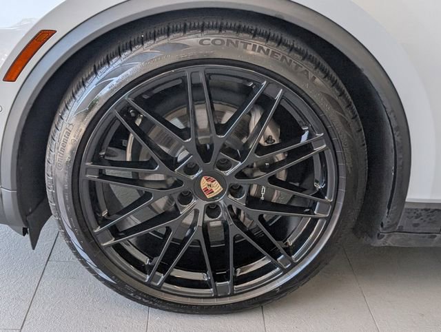 Used 2024 Porsche Macan 4 Electric image 4