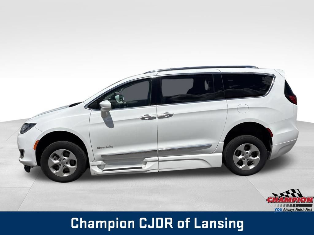 Used 2017 Chrysler Pacifica Touring-L Plus FWD image 4