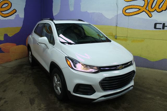Used 2017 Chevrolet Trax LT w/ Sun & Sound Package FWD image 3