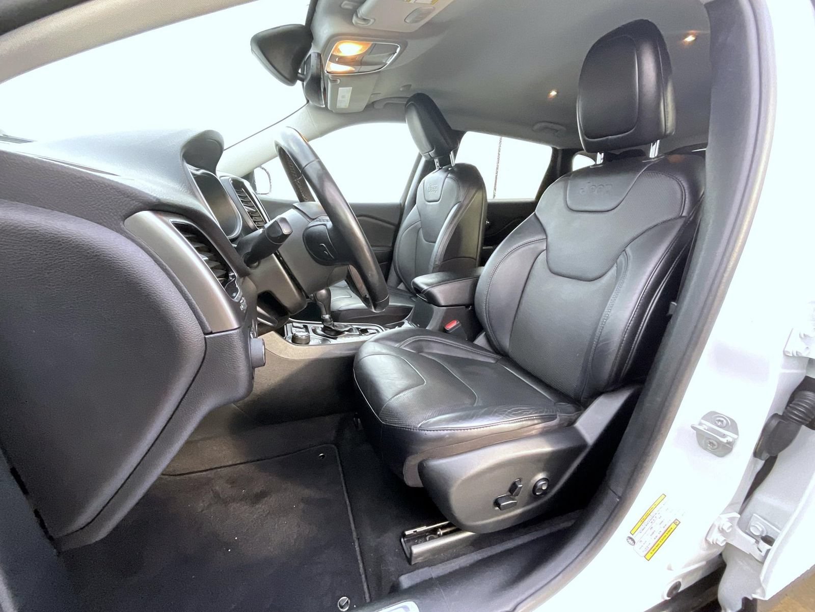Used 2020 Jeep Cherokee Limited AWD/4WD image 11