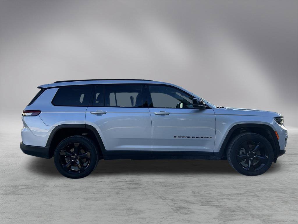 Used 2025 Jeep Grand Cherokee L Altitude RWD image 4