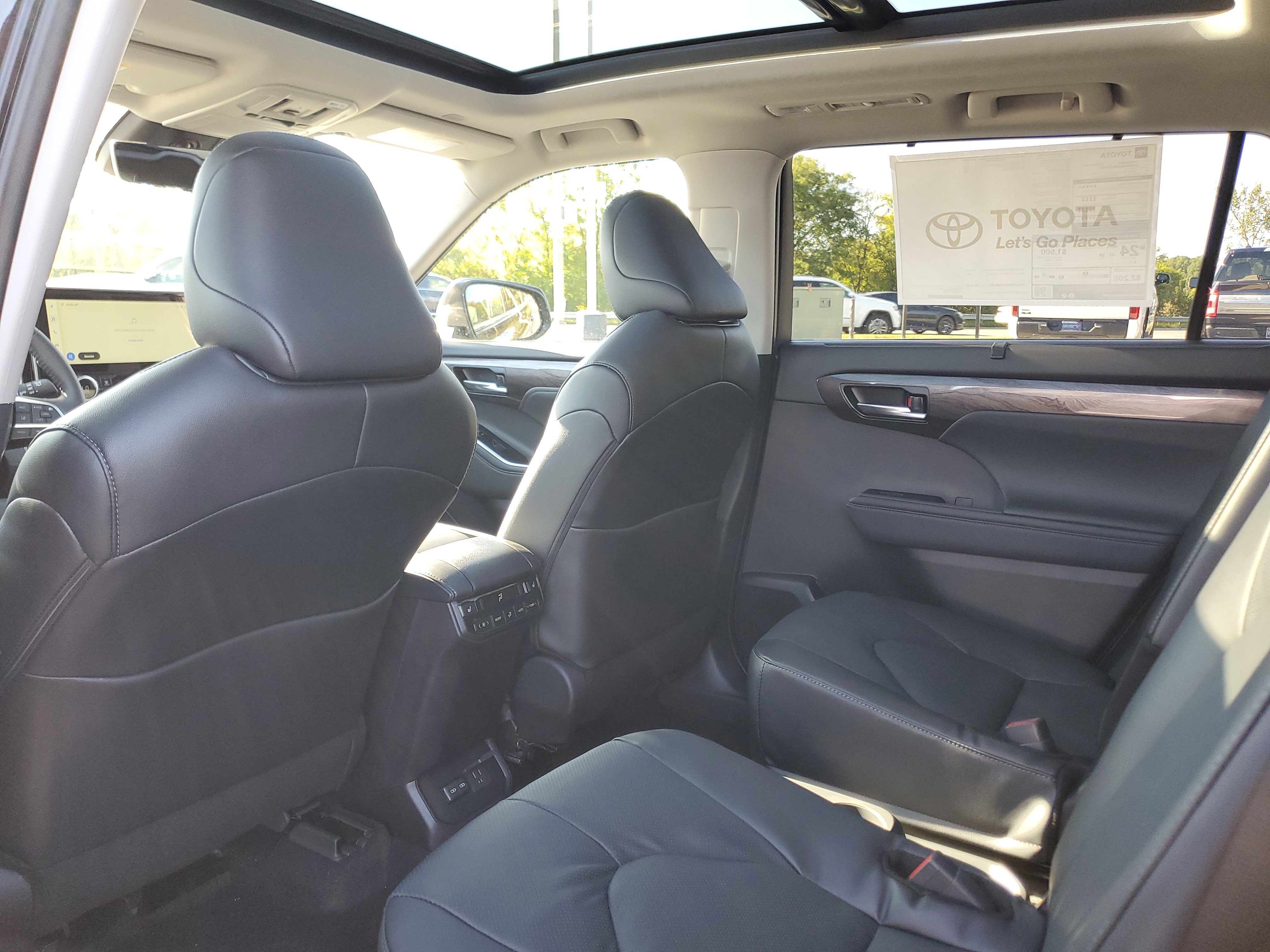New 2025 Toyota Highlander Platinum image 13