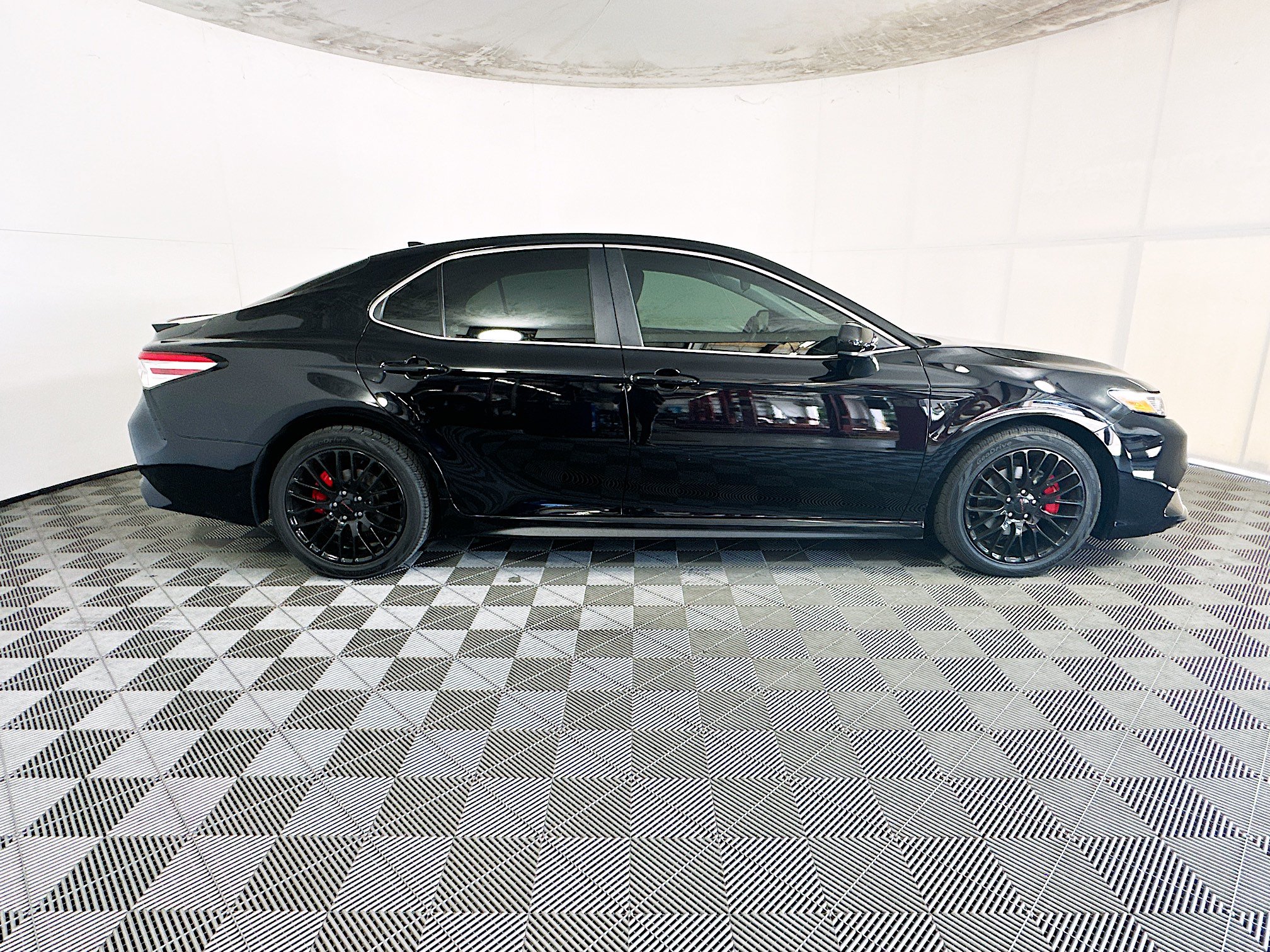 Used 2020 Toyota Camry SE FWD image 2
