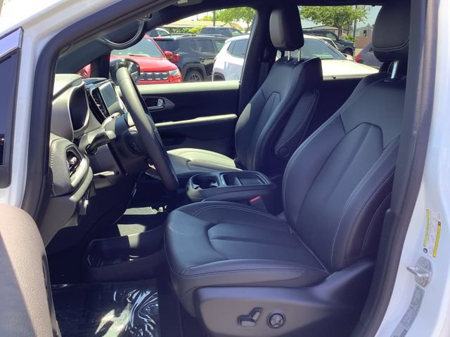New 2027 Chrysler Pacifica Select FWD image 8