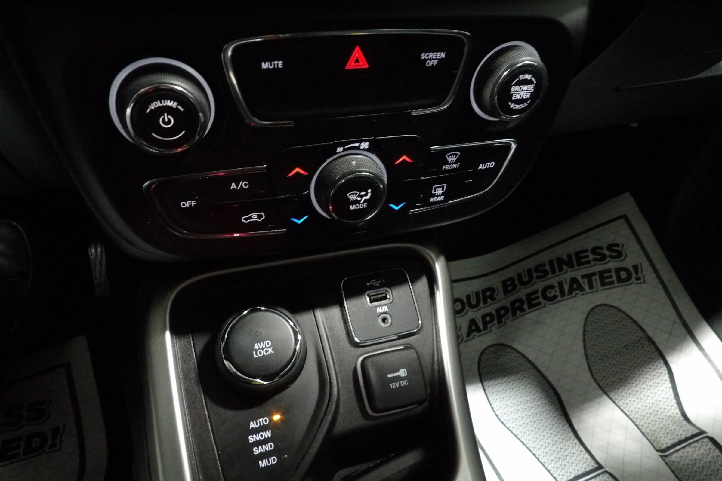 Used 2019 Jeep Compass Latitude w/ Cold Weather Group AWD/4WD image 16