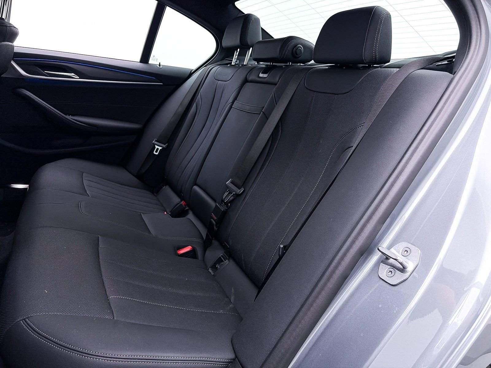 Used 2023 BMW 530e w/ M Sport Package image 39