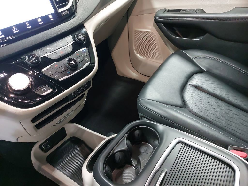 Used 2024 Chrysler Pacifica Touring-L image 27