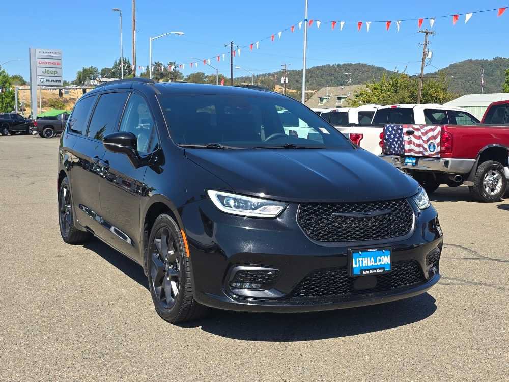 Used 2025 Chrysler Pacifica Limited FWD image 7