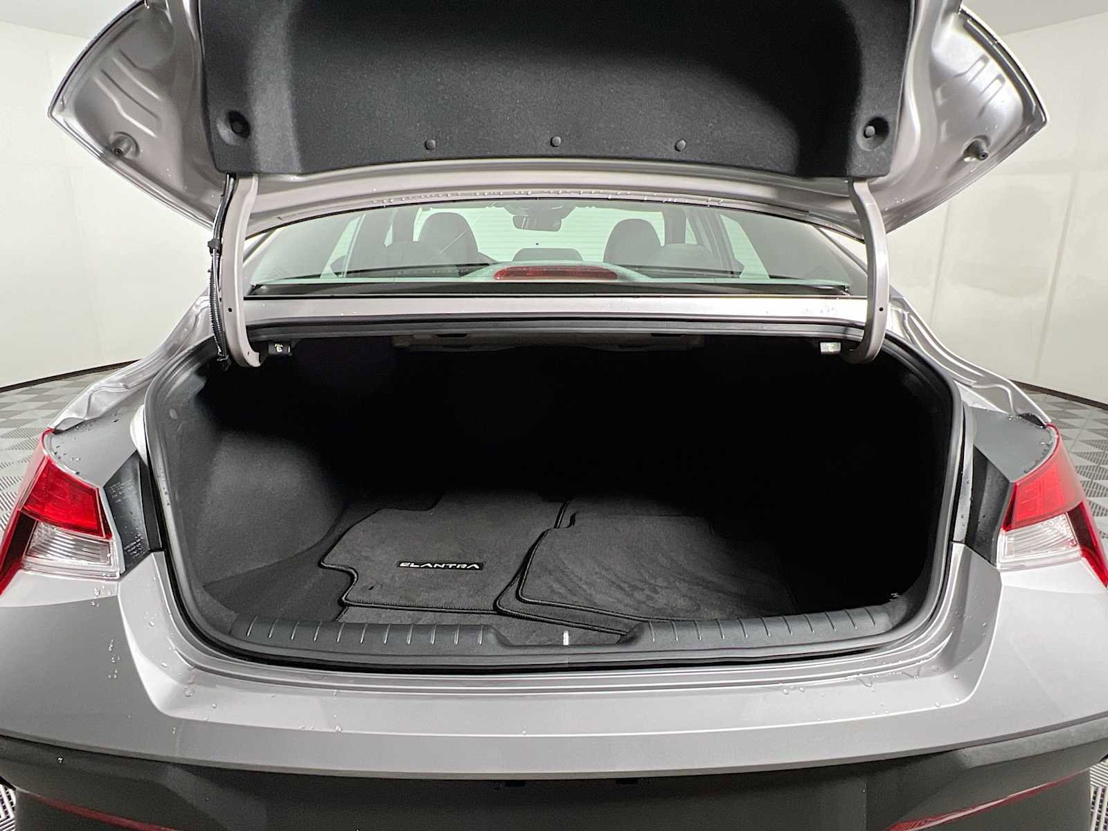 Certified 2025 Hyundai Elantra Sport image 24