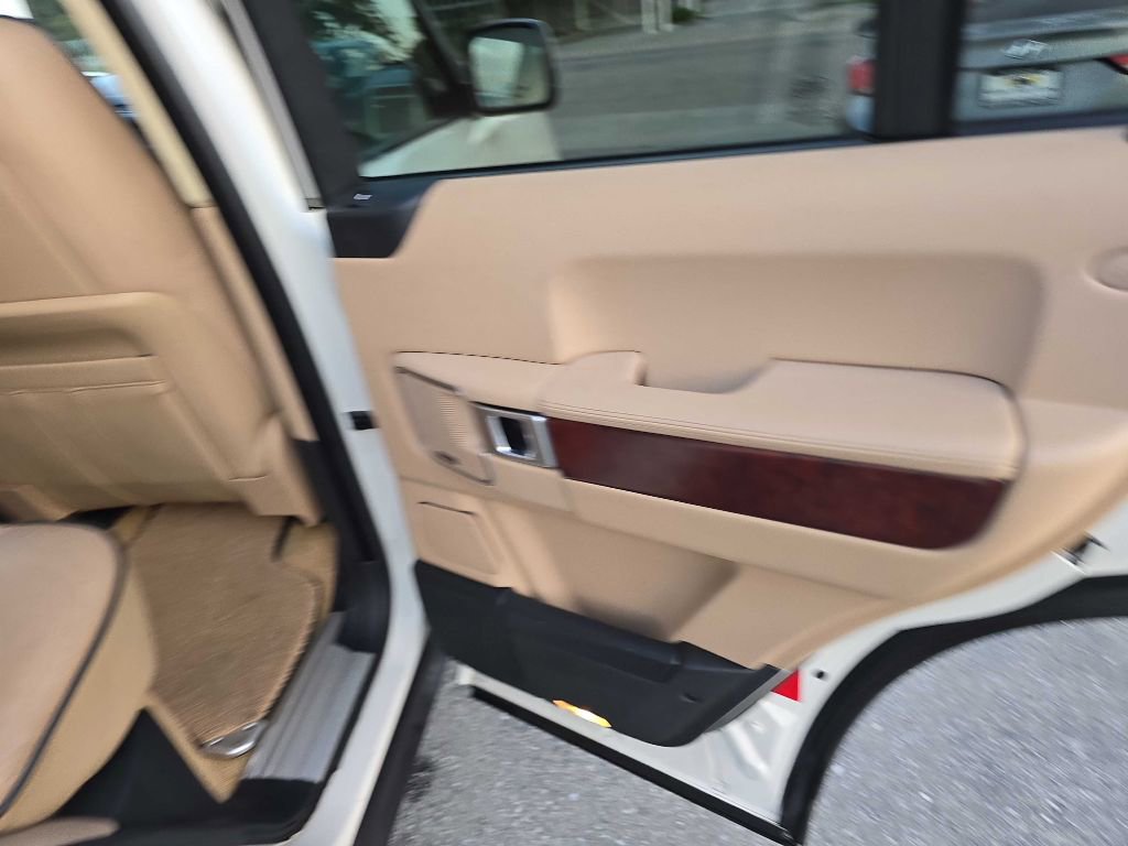 Used 2010 Land Rover Range Rover HSE LUX image 16