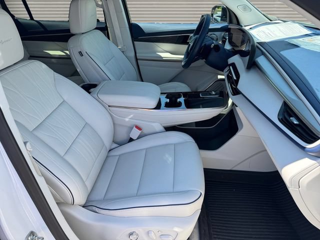 Used 2025 Buick Enclave Avenir AWD/4WD image 16