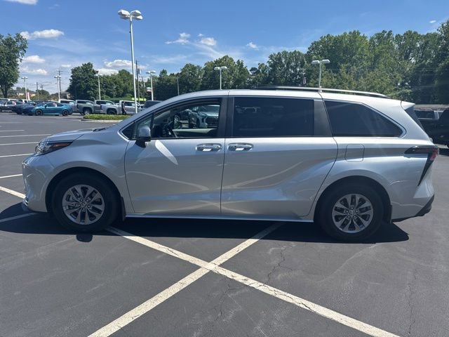 Used 2024 Toyota Sienna XLE FWD image 8