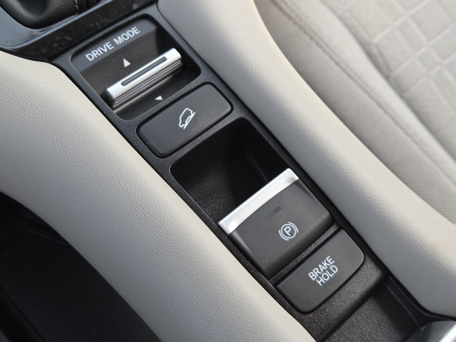 Used 2025 Honda HR-V LX image 8