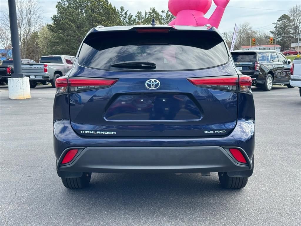 Used 2023 Toyota Highlander XLE image 4