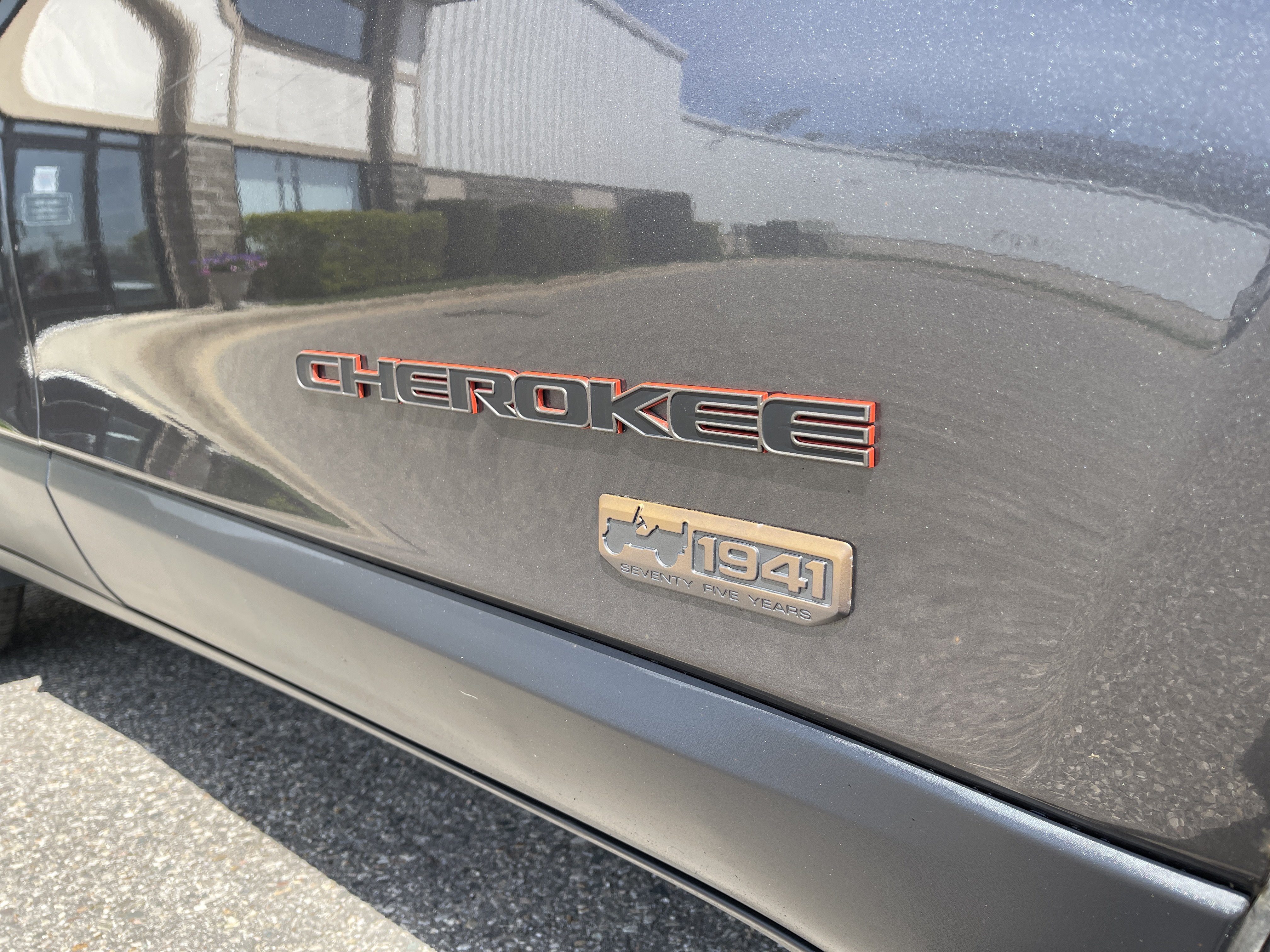 Used 2017 Jeep Cherokee Latitude AWD/4WD image 26