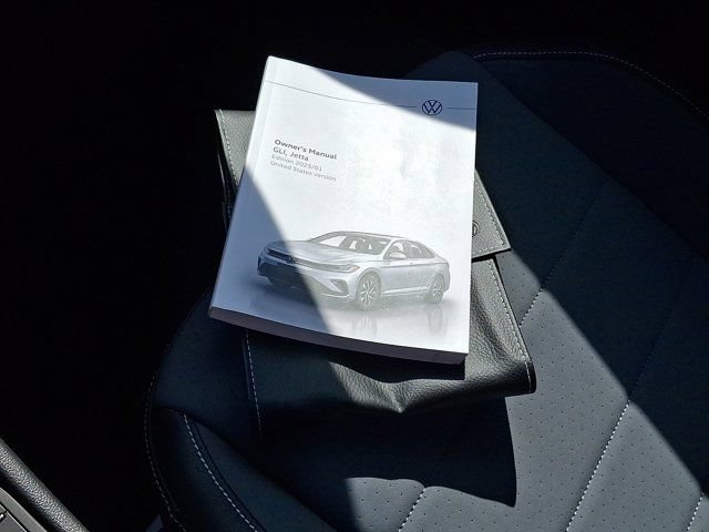 Certified 2025 Volkswagen Jetta SE FWD image 31