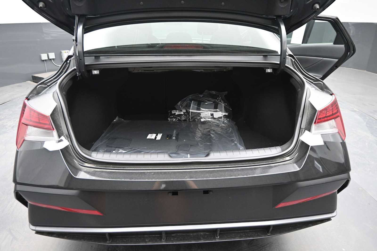 New 2026 Hyundai Elantra SEL Sport FWD image 14