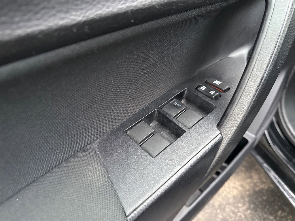 Used 2017 Toyota Corolla LE image 18