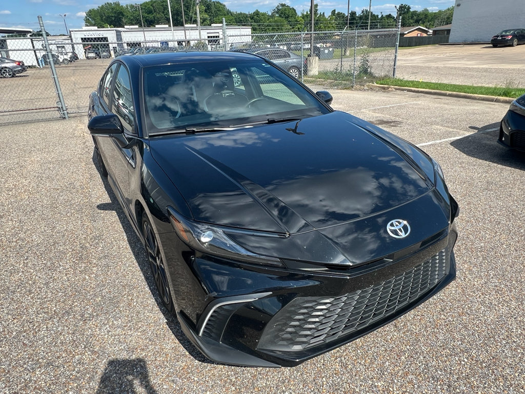 Used 2025 Toyota Camry SE FWD image 1