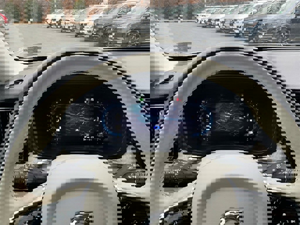 Certified 2023 Volvo XC60 B5 Plus image 18