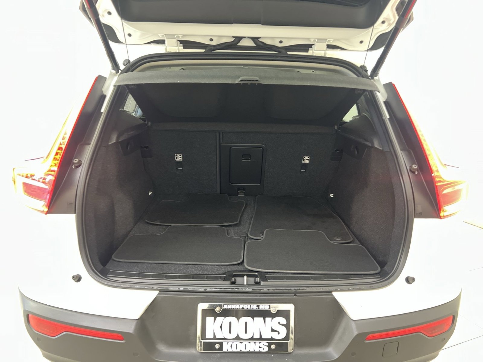 Used 2021 Volvo XC40 T5 Momentum w/ Premium Package image 24